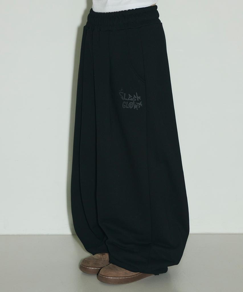 Seulliggeullou Logo Pintuck Wide Curved Sweatpants [Black]