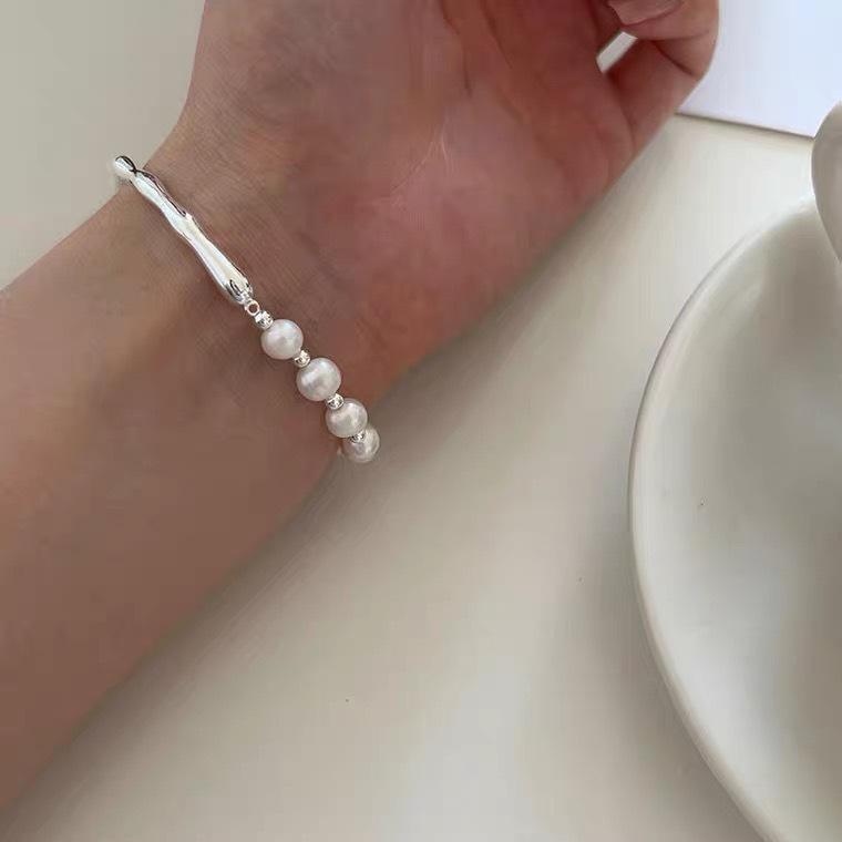 Retro Irregular Metal Pearl Bracelet - Women's Fashionable, Versatile Bangle