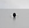 Ovaler Stapelring aus schwarzem Onyx für Damen, Ring mit Krappenfassung aus 925er Sterlingsilber, Minimalistischer handgefertigter Boho-Edelsteinring