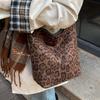 Vintage Matte Suede Underarm Bucket Bag Women's Large Capacity Leopard Print Shoulder Messenger Bag Niche Commuter Mother and Child Bag