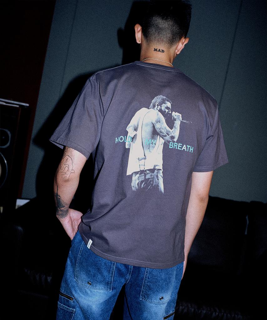 MAHAGRID Hold My Breath Tee Charcoal(Mg2Emmt522D)