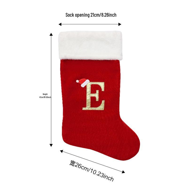 Großer roter Weihnachtsstrumpf mit Buchstaben-Ornament