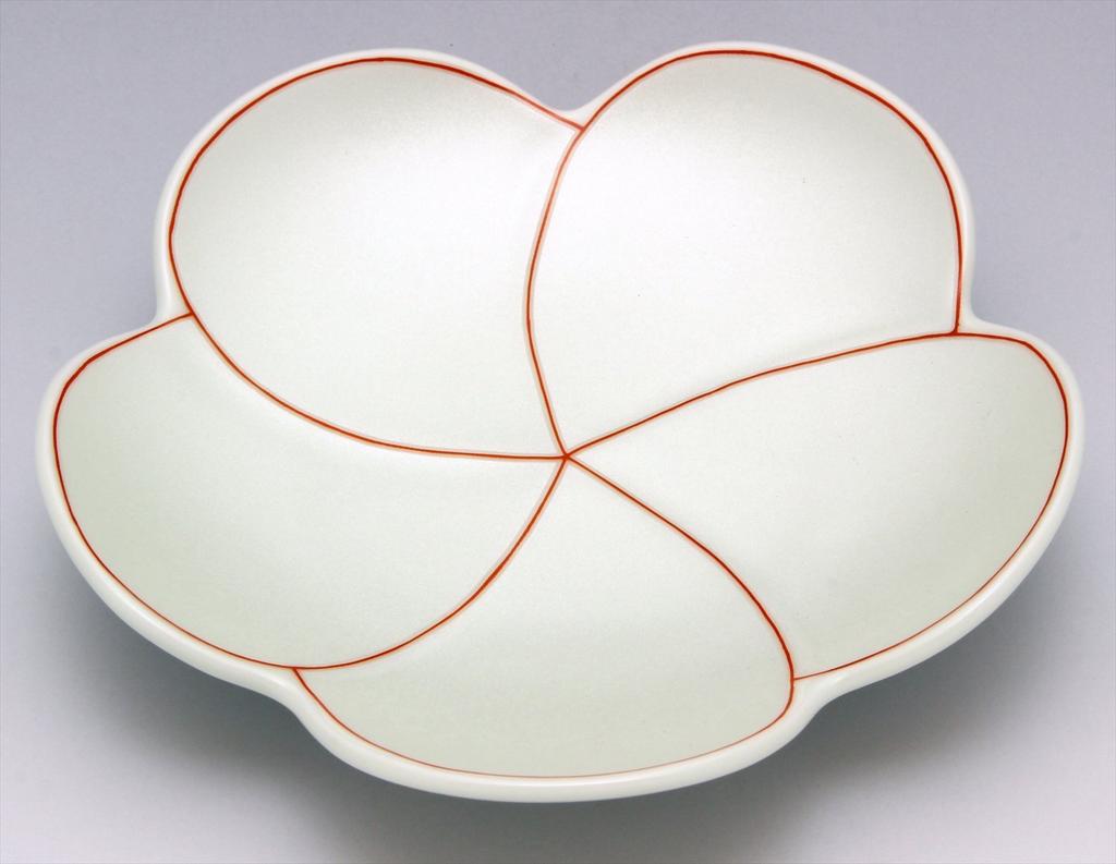 Arita ware, Koraku Kiln, 4-inch individual serving plate, white glaze with silver-decorated twisted plum design, 94385