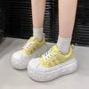 Grubosolne małe białe buty z dużą głową damskie 2025 nowe codzienne siatkowe modne buty-muffinki wszechstronne wewnętrznie podwyższające buty-bułeczki