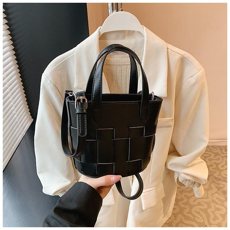 

Women s bag hand one shoulder oblique cross trend spring new bag women carry fashionable bucket women s bag sense simple bag чорний