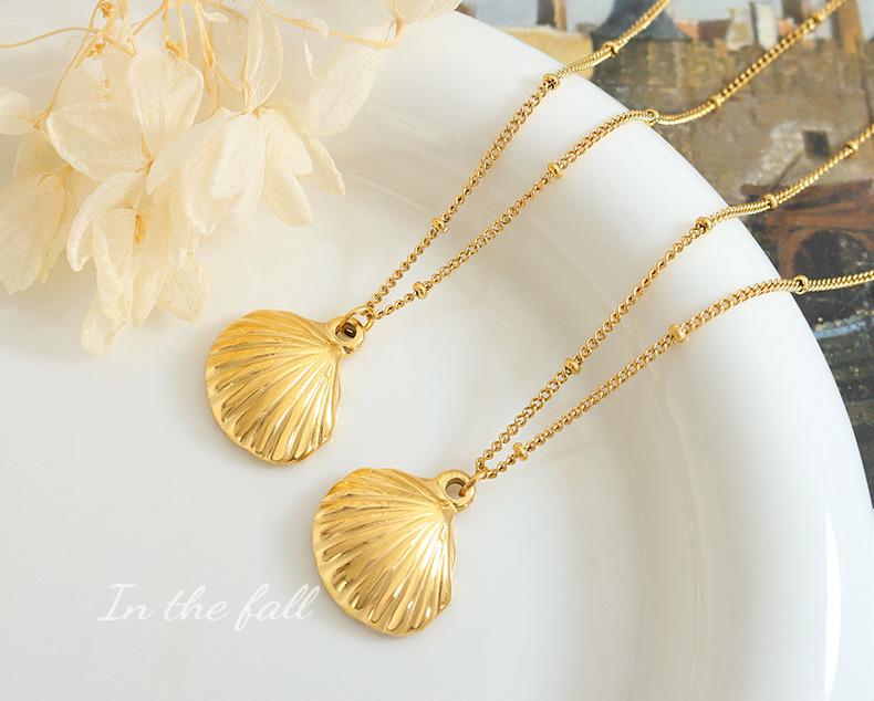 Korean Style Fashion Seashell Pendant Necklace, Gold Plated, Fade Resistant, Perfect for Commute, Travel, and Vacation.
