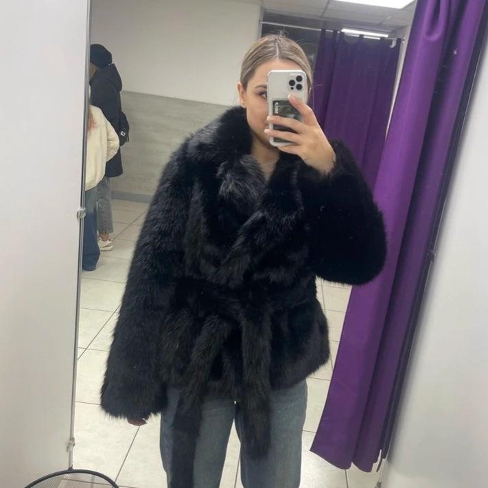 The new imitation fox fur coat is thin, fashionable medium and long, fluffy young environmentally friendly leather plush coat for women