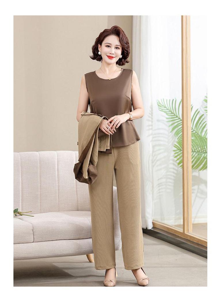 Stylish Autumn Three-Piece Set for 50+ Women: Age-Defying Casual Suit