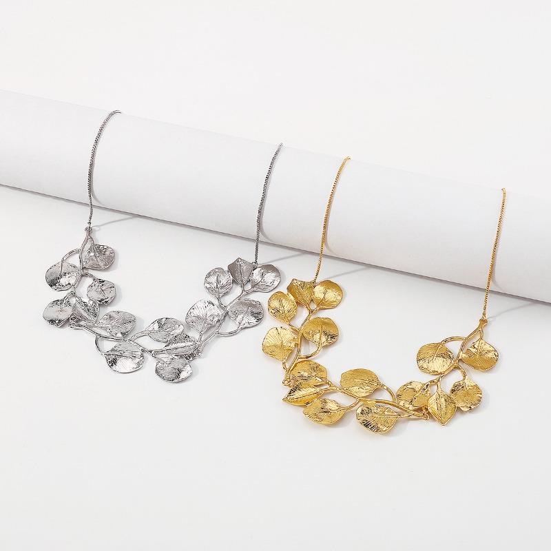 Collana Artistica in Metallo Pendente Foglia Oversize Catena in Lega Texturizzata Gioiello Statement Avant-Garde Boho Regalo
