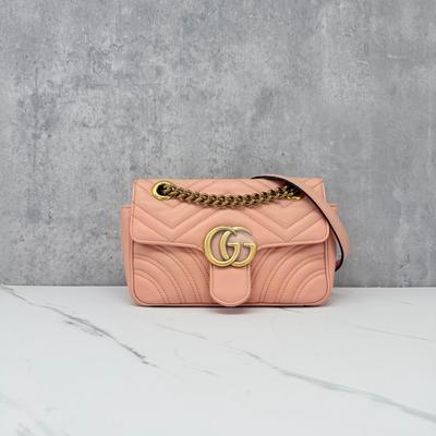[Używana] GG Marmont Torba Crossbody z Łańcuszkiem i Złotym Logo ze Skóry Postarzanej Mała Kolor Cukierka - Doskonały #OW0XRL