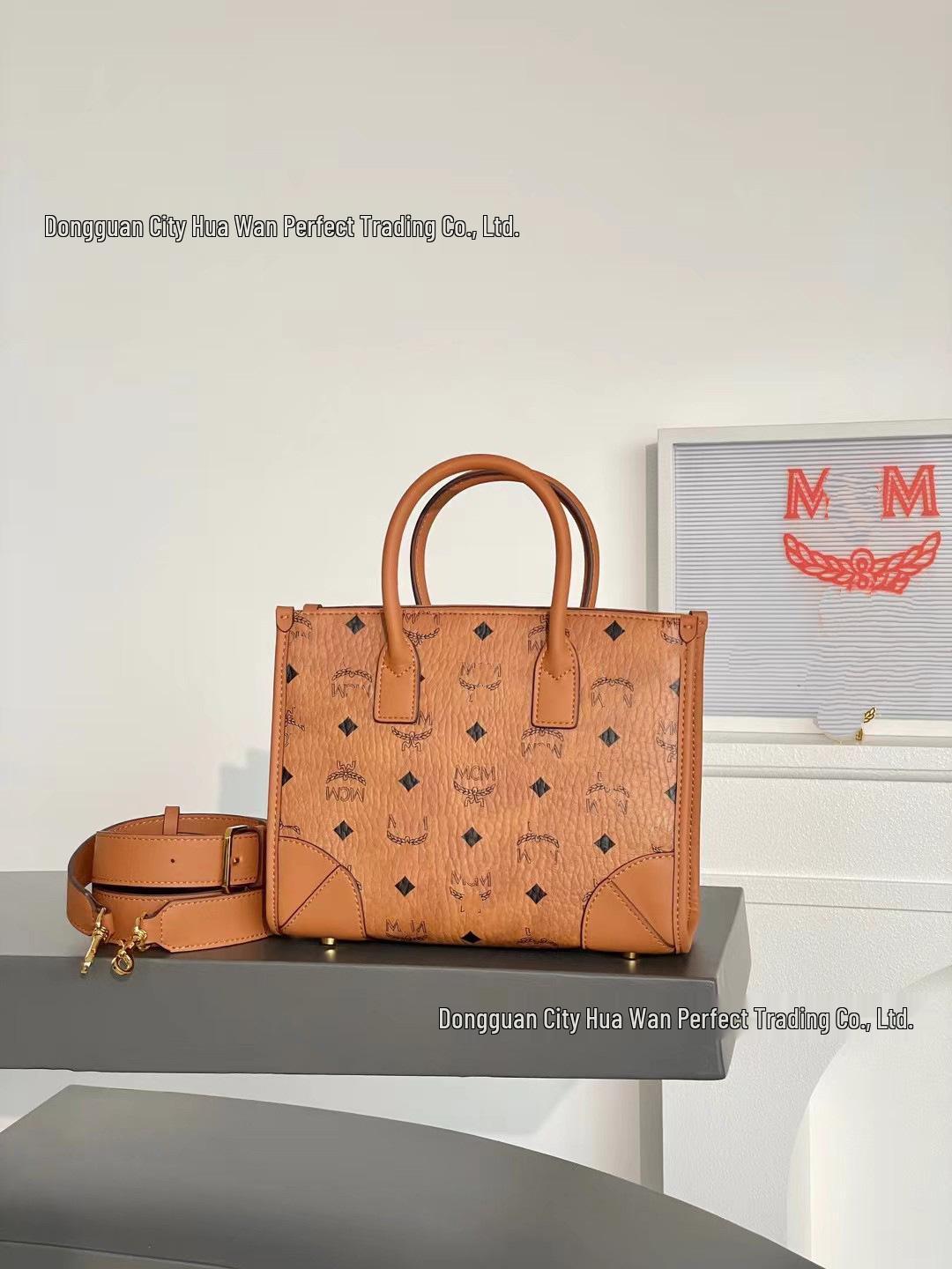 

Luxury M Family Classic Print Square Tote: Versatile Handbag with Detachable Shoulder Strap, Crossbody and Commuter Options 24 x 11 x 19 cm