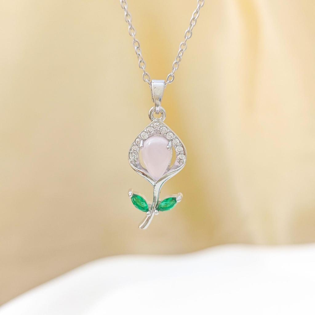 Elegant Tulip Necklace: High-End Titanium Steel, Non-Fading, Clavicle Chain, Versatile Light Luxury for Women.