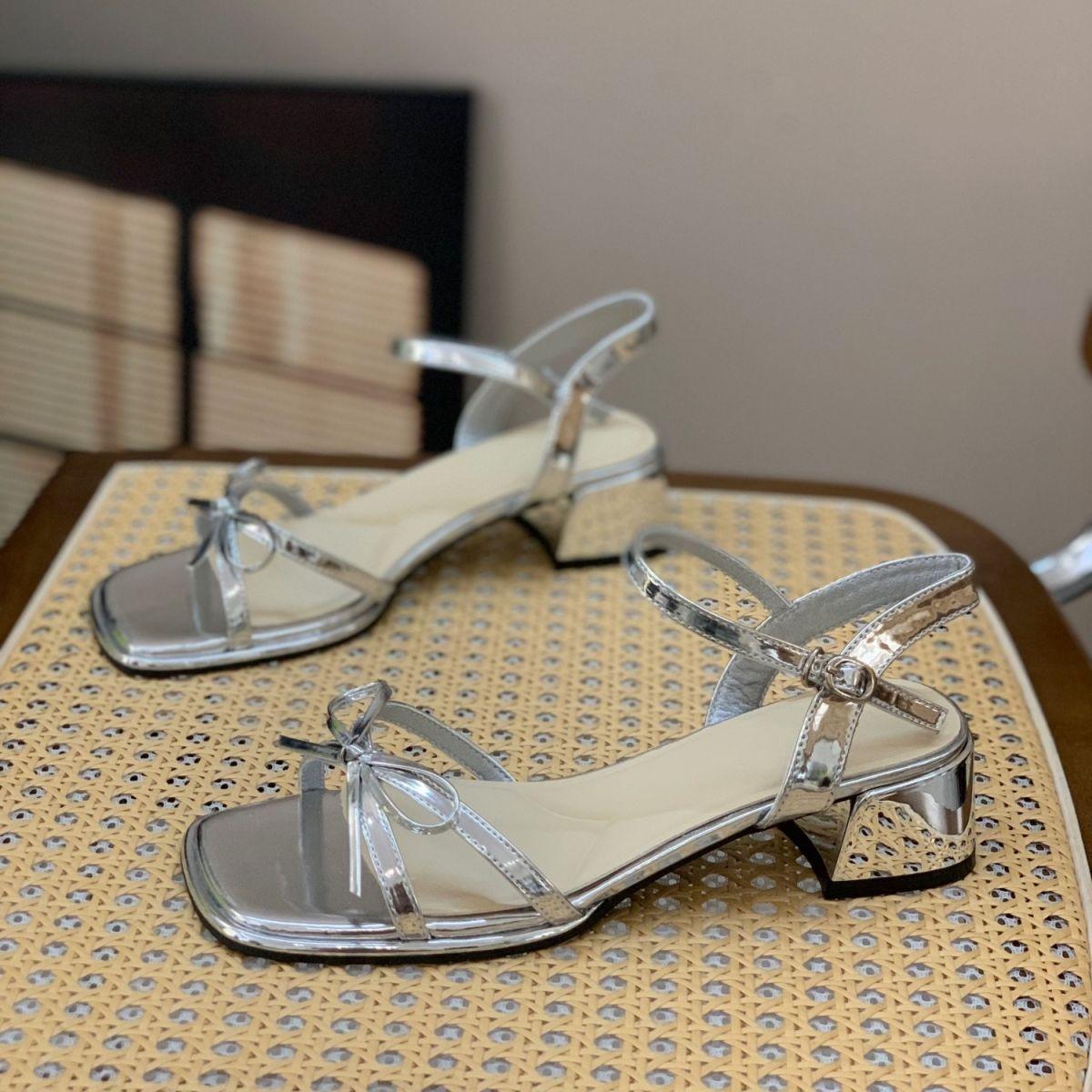 

One word with temperament sandals women s 2025 summer new versatile bow thick heel thick sole square head fashion high heels 40 серебряный