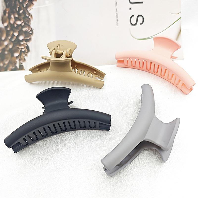 Curved Metal Shark Clip Woman Geometry Metal Hollow Hair Claw  Solid Color Ponytail Hairpin Light Luxury Hair Accessories