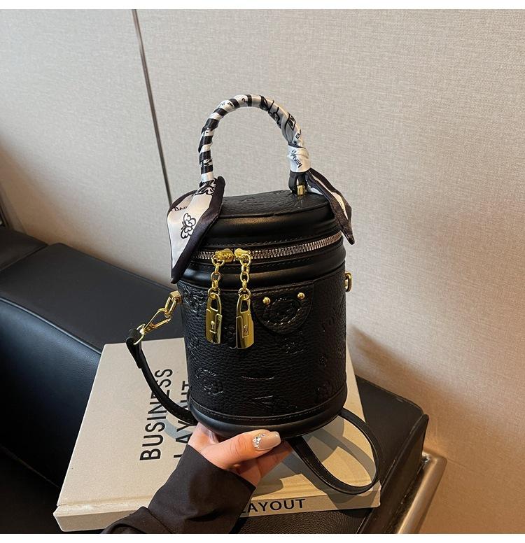Niche Bag Women's Spring and Summer New Fashion Shoulder Messenger Bag Women's High-end Mini Bucket Bag