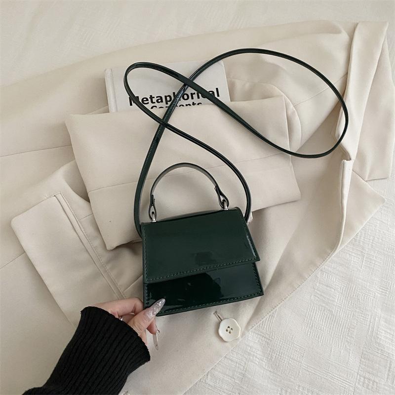 Nova bolsa quadrada pequena e popular para o dia a dia, bolsa de ombro e transversal com temperamento simples, bolsa feminina versátil de cor sólida