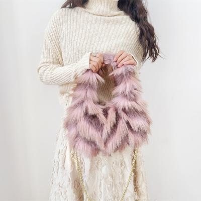 Fuzzy Umhängetasche Damen Kunstfell Crossbody Bag Zottelige Flauschige Handtasche mit Ketten-Schulterriemen für Reisen Arbeit Shopping Dates