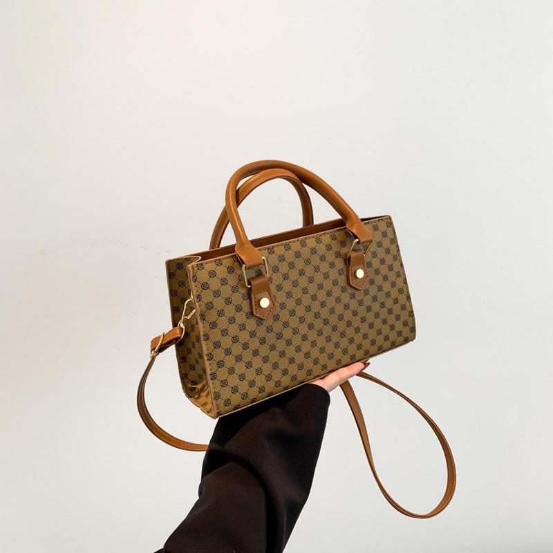 

Simple retro small square bag personalized shoulder bag messenger bag 2024 spring new simple fashion niche handbag коричневий