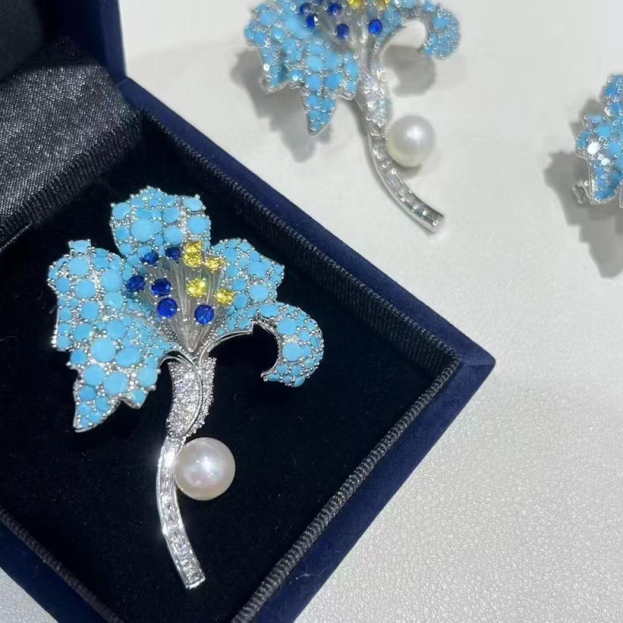Элегантная брошь из пресноводного жемчуга и голубого циркона - дизайн «Гвоздика»