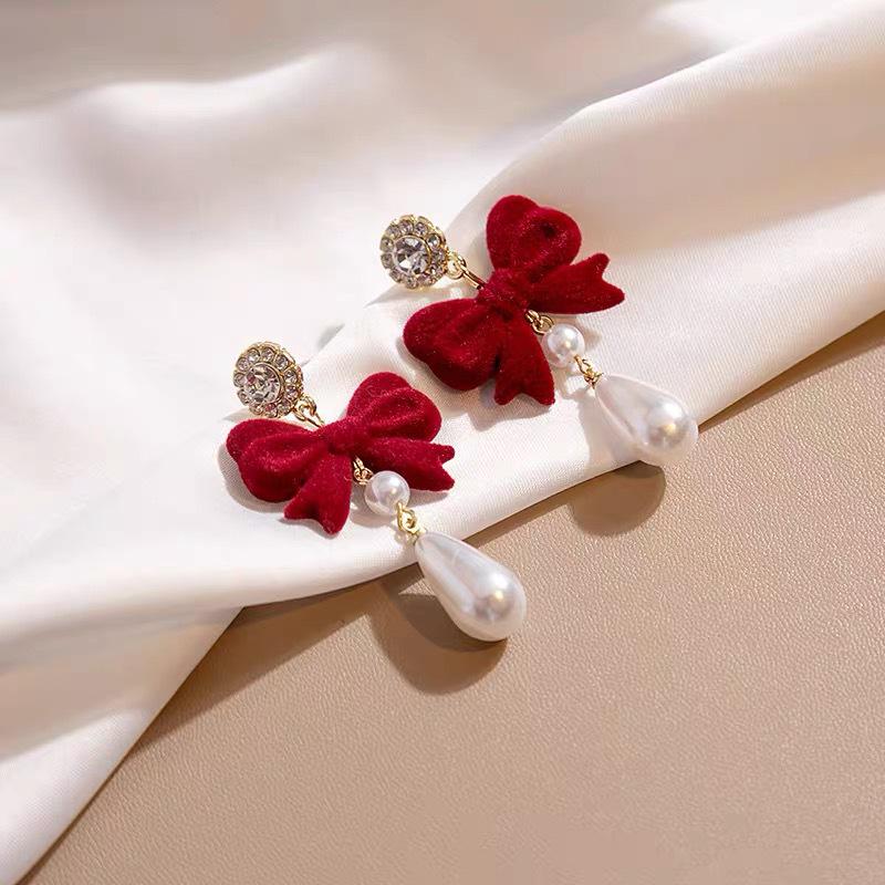 Retro Red Flocked Bow Pearl Earrings with Full Diamond Shine - Elegant New Year Fashion красный