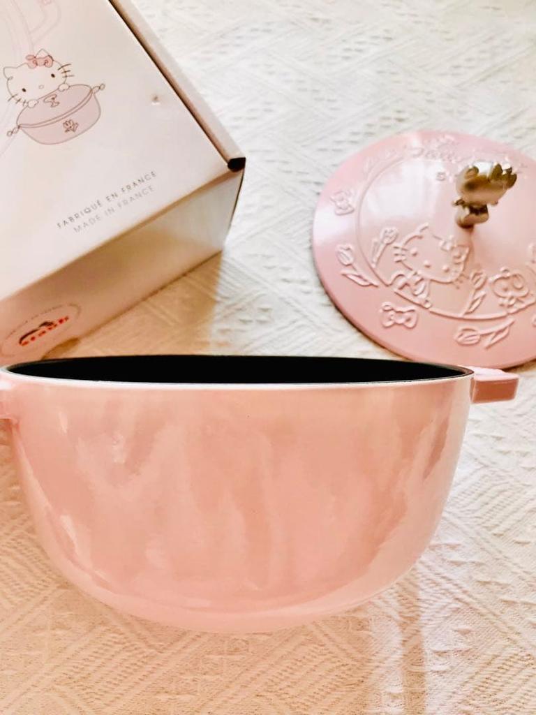 STAUB X Hello Kitty Wa-NABE Limited 20cm Sorbet Rose Pink Cast Iron Brand