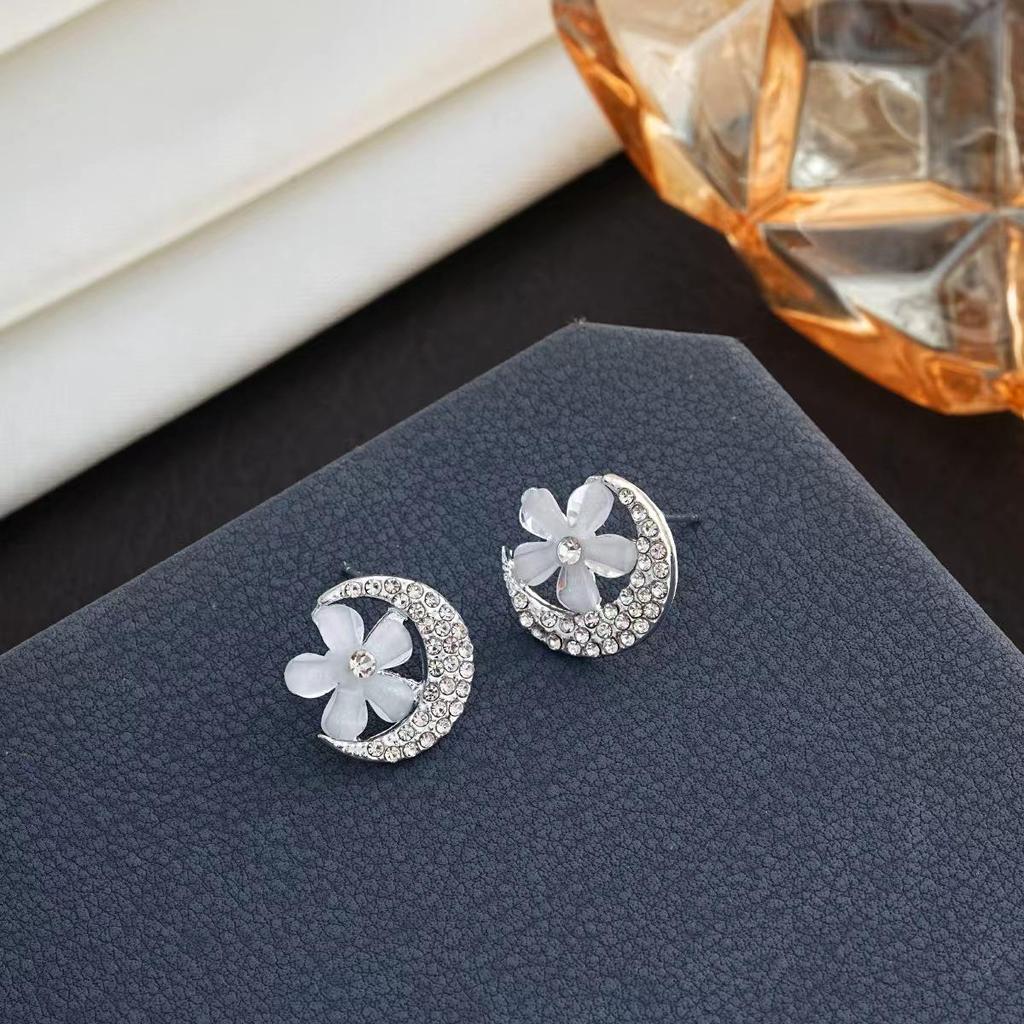 Korean Style High-End White Drip Oil Stud Earrings with Rhinestones for Women - Retro Fashion Simple Ear Jewelry