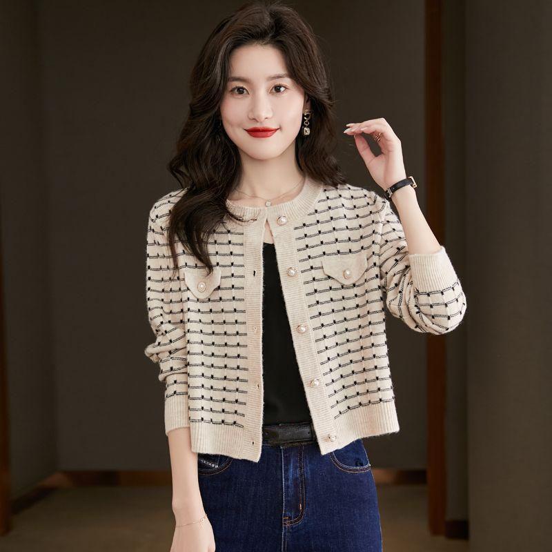 Xiaoxiangfeng Short Sweater Small Coat Knitted Cardigan Women's Autumn 2026 New Plaid Overlay Top Spring and Autumn