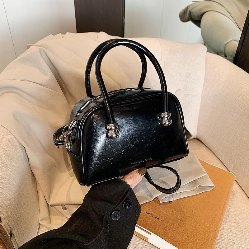 High-end niche design small square bag women's 2025 summer new fashion handbag commuter simple shoulder bag bag