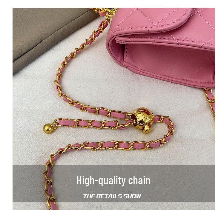 Bolsa Transversal Pequena Xiangfeng Mini com Corrente em Xadrez Diamante e Bola Dourada - Vermelha, Moda Outono
