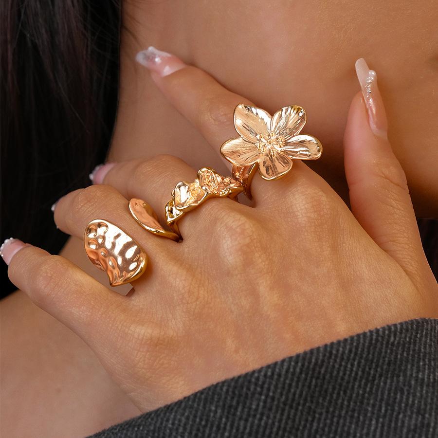 Bague à ouverture florale plissée géométrique irrégulière en métal mode luxe léger bague polyvalente pour l'index