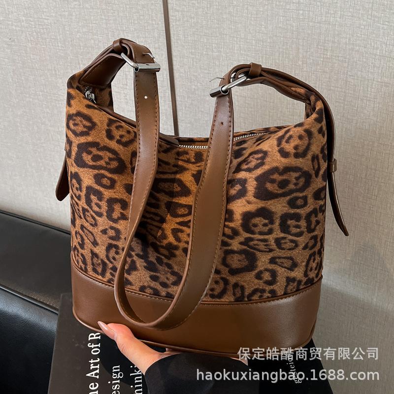 Suede bag women's 2025 new autumn and winter high-end retro underarm bag commuter women's bag going out shoulder bag