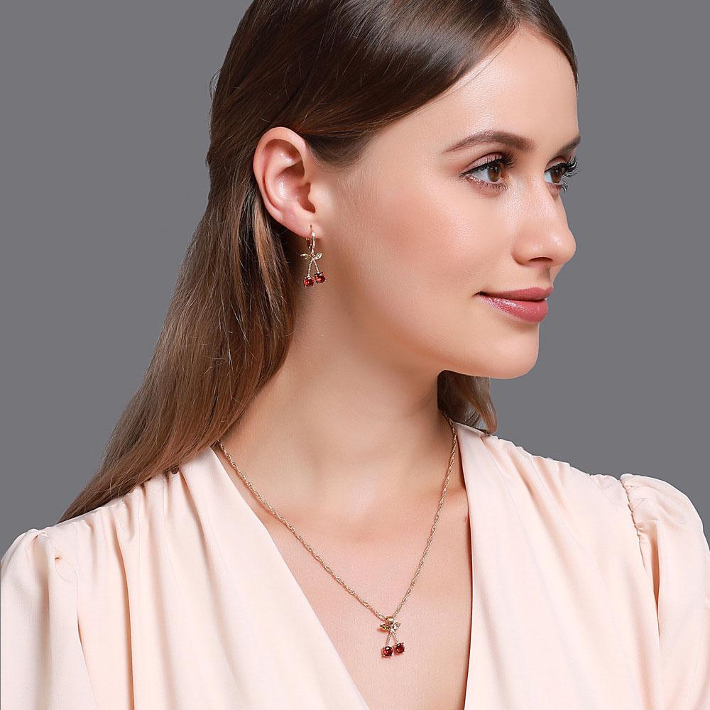 Lusso Festa Cena Nuziale Temperamento Set Zirconi Cristallo Rosso Brillante Ciliegia Cuore Ciondolo Collana e Orecchini Pendenti per Donne