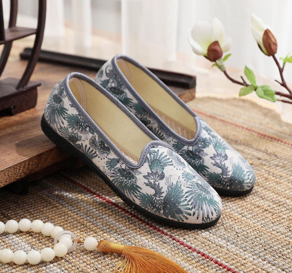 Lvtixin Women's Slip-On Soft Sole Shoes - Non-Slip, Flat, Ideal for Elderly and Middle-Aged Moms