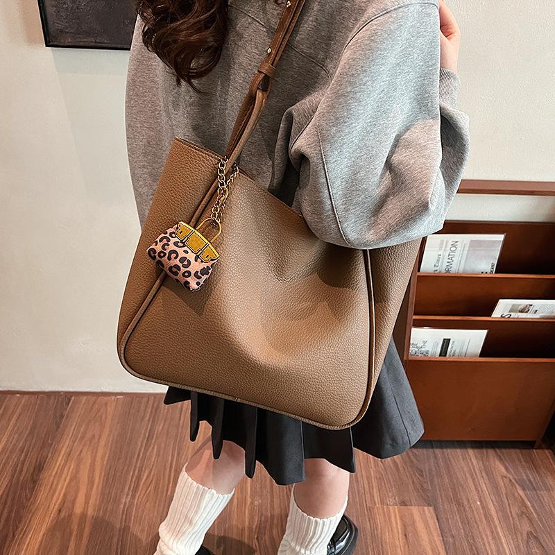 2025 Autumn New Fashion Trend Versatile Women's Tote Bag Large Capacity Messenger Bag Solid Color Splicing Bag