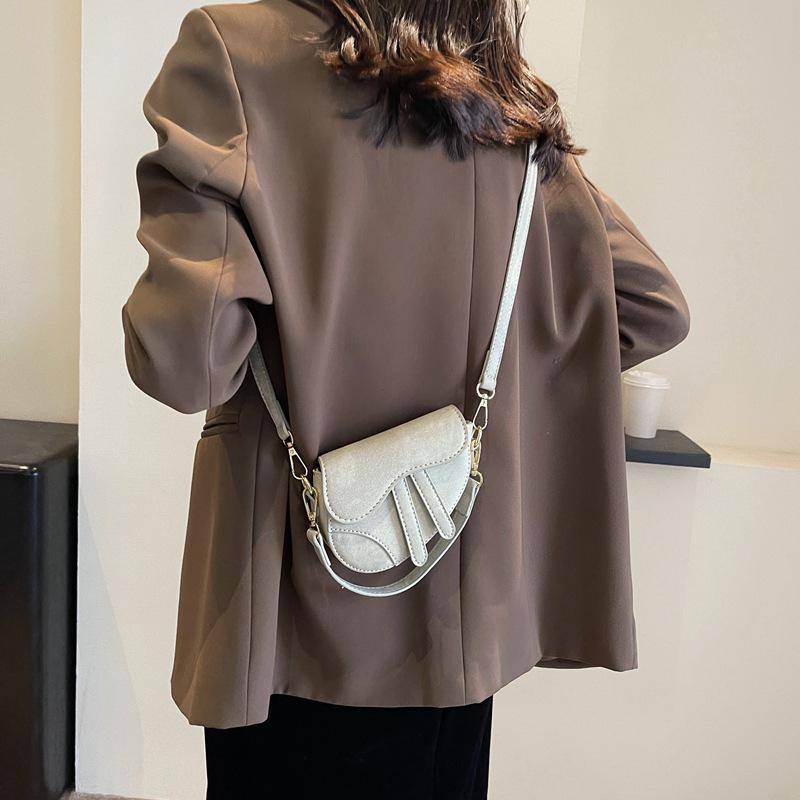 Retro Mini-Sattel-Umhängetasche: Europäischer & Amerikanischer Stil, Denim-Lippenstift-Design