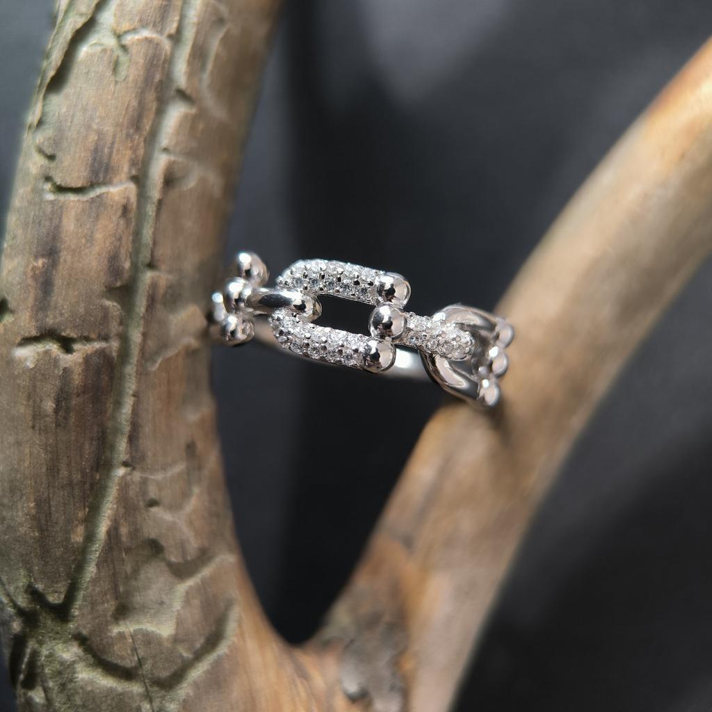 Серебряное кольцо с фианитами, вес изделия 3,66 гр (2207450)