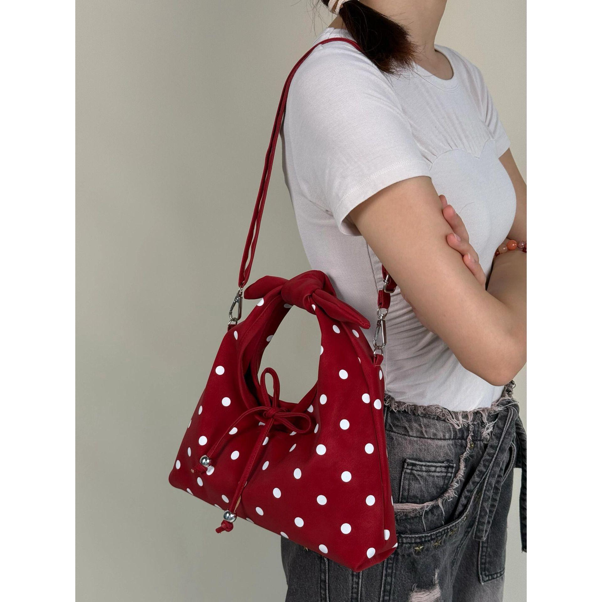 

Высококлассная нишевая сумка женская летняя новая модная сумка через плечо, сумка-мессенджер, портативная сумка-пельмень красный