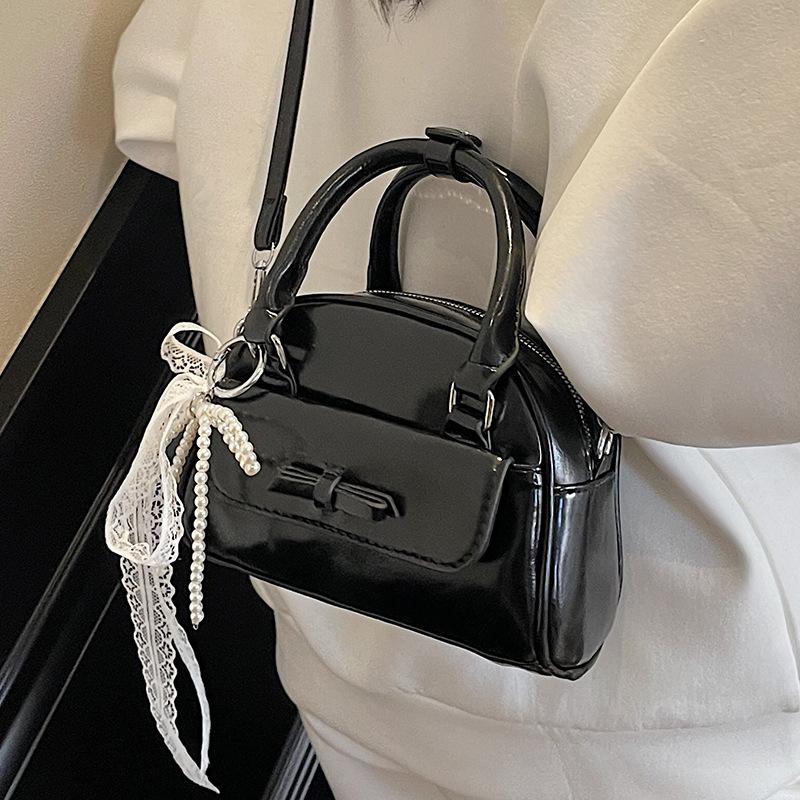 2025 New Korean Version Niche Versatile Sweet Wind Bowling Bag Simple Ins Wind Advanced Sense Messenger Bag Women