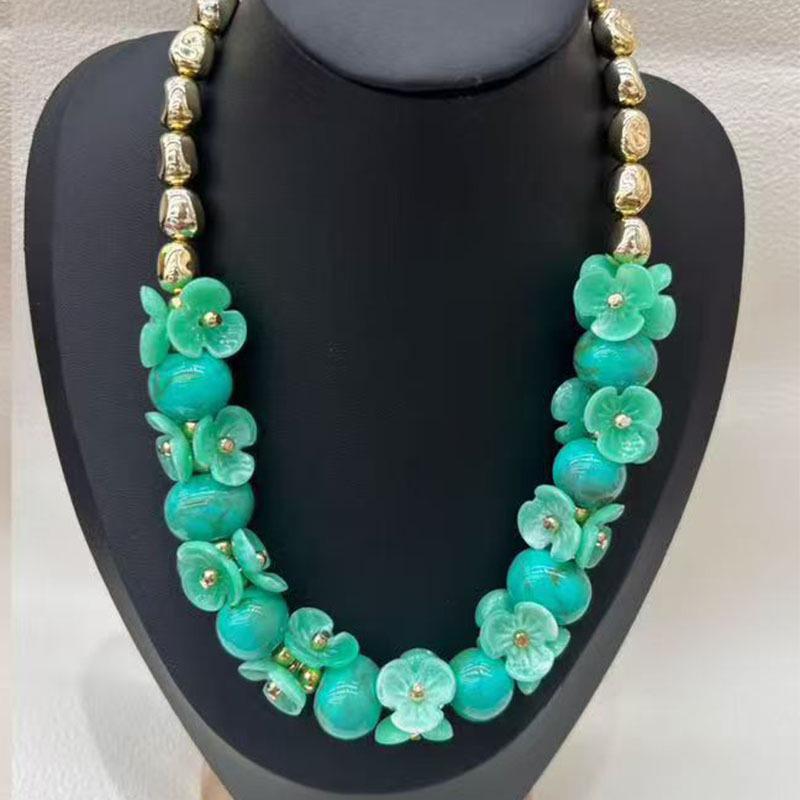 Retro Acrylic Floral Necklace: Bold European & American Design for Bridal Fashion