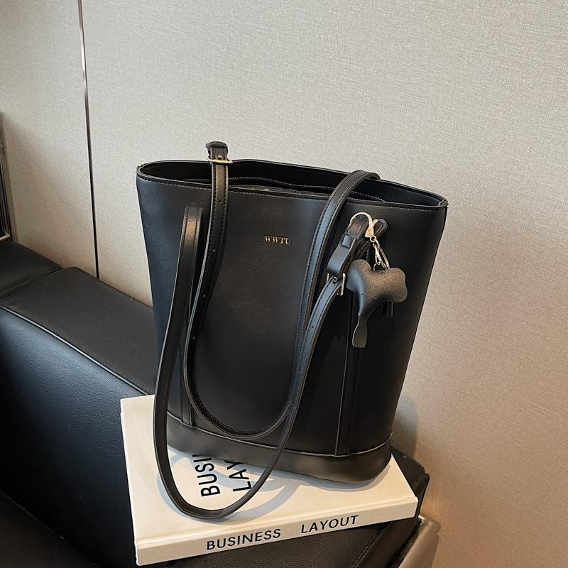 

High-end large-capacity handbag bag women s new spring and summer contrasting color shoulder bag commuter tote bag чёрный