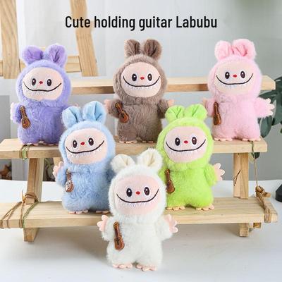 Labubu-Puppe: Süßes Cartoon-Kaninchen mit Gitarre Plüschtier