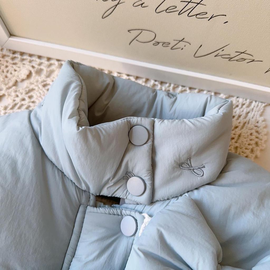 Wintermantel für Mädchen mit Schleife: Stilvolle, warme Baumwolljacke mit langen Ärmeln und Spitzenbesatz