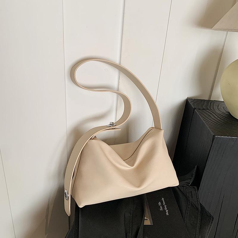 

Large capacity casual retro pillow bag women s new versatile fashion shoulder messenger bag commuter bag