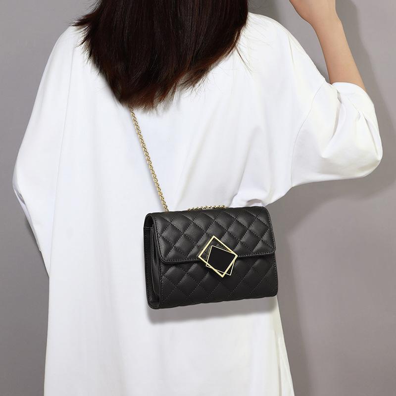 

Сумка-конверт Xiaoxiangfeng Lingge на цепочке, женская, новая коллекция 2025 года, универсальная сумка через плечо, шикарная корейская версия, повседневная маленькая квадратная сумка чёрный