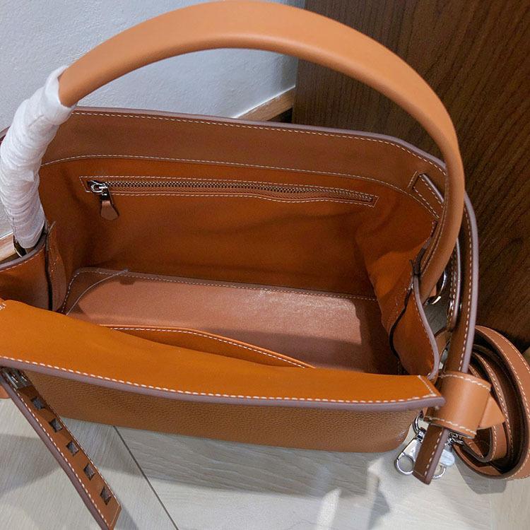 The new togo leather and swift leather hand-held shoulder bag is a high-end commuting bag for women with genuine leather