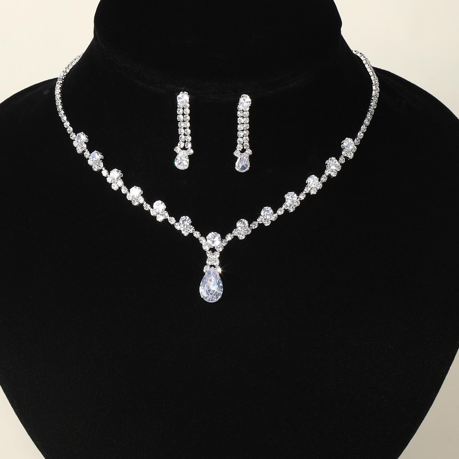 Элегантный комплект из колье и серег со стразами и подвеской в виде капли воды - Идеальные свадебные украшения