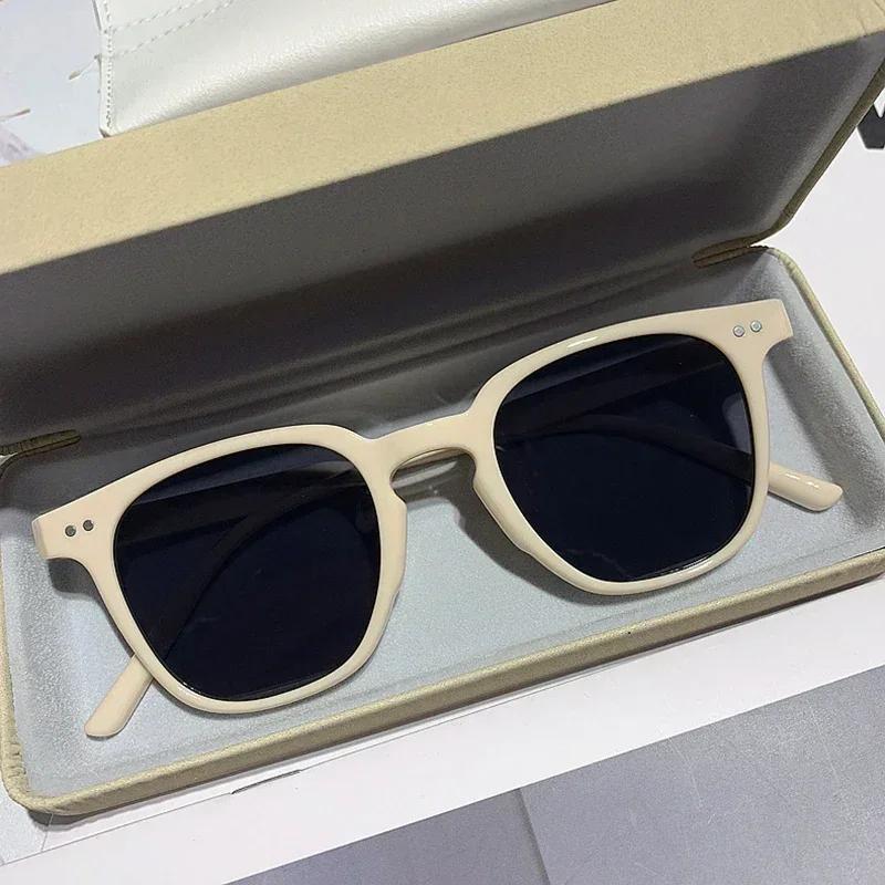 

2025 Women Men Luxury Brand Small Round Sun Glasses Vintage Square Sunglasses Female Small Eyewear Oculos De Sol for Male Female black білий