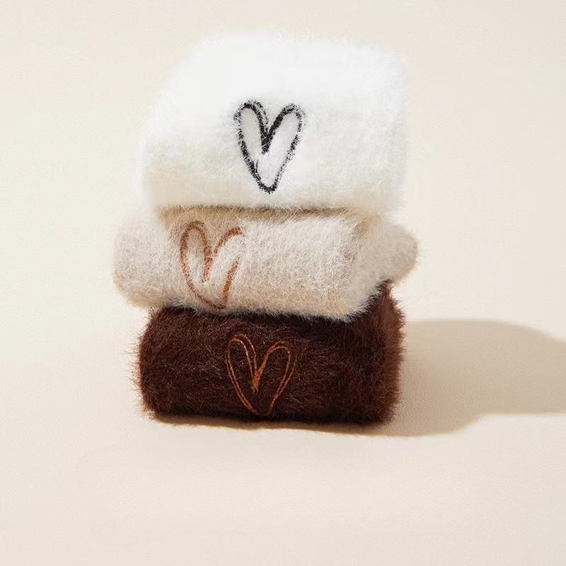 Embroidered Medium Length Socks Women's Autumn Fashion Love Fresh Sweat Absorbing Breathable Black White Girl Socks