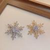 Rotating Snowflake Brooch: Elegant Unisex High-End Sweater Pin, Fashionable Niche Accessory.