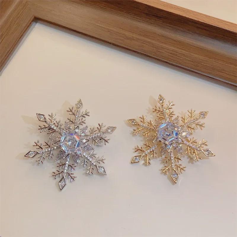 Rotating Snowflake Brooch: Elegant Unisex High-End Sweater Pin, Fashionable Niche Accessory.